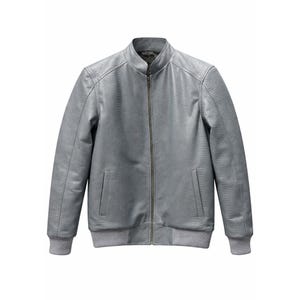 Pode incluir: Casaco bomber cinzento texturizado com fecho de correr, punhos e bainha canelados. O casaco tem gola alta e dois bolsos frontais. O material tem um padrão subtil semelhante ao de um réptil.