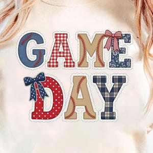 Game Day Baseball PNG, Sublimation de maman de baseball coquette, lettres de patch rétro rouge bleu, conception de chemise de sport girly, graphique DTF de base-ball de noeud