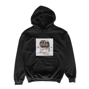 Op de afbeelding: Zwarte hoodie met een grafische print op de voorkant met drie personen met zonnebrillen en sieraden. De afbeelding is gecentreerd op de borst en heeft een witte rand. De hoodie heeft een voorzak en een capuchon met trekkoord.