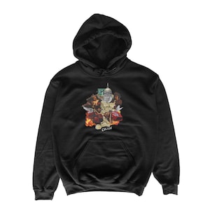 Op de afbeelding: Zwarte hoodie met een grafisch ontwerp op de voorkant. Het ontwerp toont een collage van afbeeldingen, waaronder een gebouw, mensen en een auto, met het woord "CULTURE" onderaan.