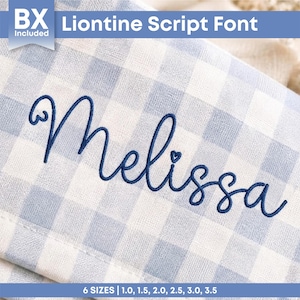 Puede incluir: El nombre Melissa está bordado con hilo azul oscuro en una fuente cursiva sobre una tela de cuadros vichy azul claro y blanco. El texto BX Included y Liontine Script Font aparece arriba, con 6 SIZES 1.0, 1.5, 2.0, 2.5, 3.0, 3.5 en la parte inferior.