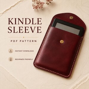Op de afbeelding: Een donkerrode lederen hoes voor een Kindle e-reader met witte stiksels en een messing drukknoopsluiting. De tekst luidt: KINDLE SLEEVE, PDF PATTERN, INSTANT DOWNLOAD, BEGINNER FRIENDLY. De hoes bevat een zwart e-reader apparaat.