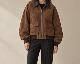Oversized-Bomberjacke aus braunem Wildleder für Damen mit schwarzem Kragen und Pattentaschen
