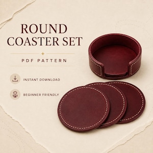 Könnte beinhalten: Ein PDF-Schnittmuster für ein rundes Untersetzer-Set mit dunkelroten, kreisförmigen Untersetzern mit heller Naht und einem passenden Halter. Der Text lautet ROUND COASTER SET, PDF PATTERN, INSTANT DOWNLOAD und BEGINNER FRIENDLY.