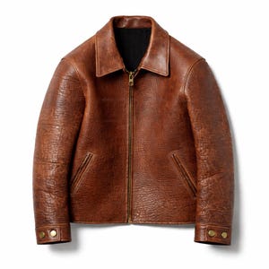 Puede incluir: Chaqueta de cuero marrón con un acabado texturizado. La chaqueta tiene cuello, cremallera frontal y dos bolsillos delanteros. Las mangas tienen puños abotonados. La chaqueta es de color marrón medio.