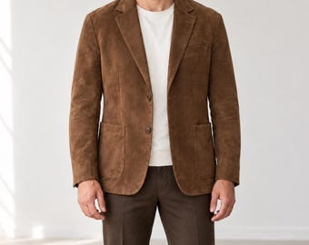 Herrenblazer aus braunem Wildleder – Zweiknopf-Sportjacke – Tabakbrauner Sportmantel – Jacke mit fallendem Revers und aufgesetzten Taschen – Elegante Freizeitmode für Herren
