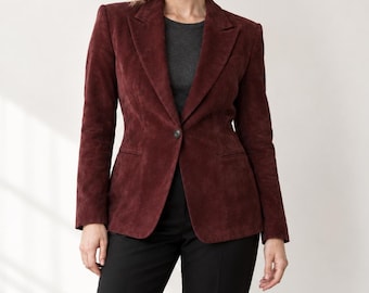 Damenblazer aus burgunderrotem Wildleder – Figurbetonte, weinrote Jacke – Taillierter Ein-Knopf-Blazer – Bürojacke mit fallendem Revers – Elegante Freizeitkleidung