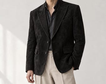Schwarzer Herrenblazer aus Wildleder – Blazer mit spitzem Revers und zwei Knöpfen – Gothic-Stil, taillierter Sportblazer mit Pattentaschen, elegante Freizeitkleidung