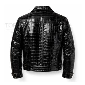 Pu&ograve; includere: Giacca in pelle nera con texture a pelle di coccodrillo. La giacca ha un colletto classico, una cerniera frontale e due tasche laterali. La vista posteriore mostra il motivo strutturato e i dettagli delle cuciture.