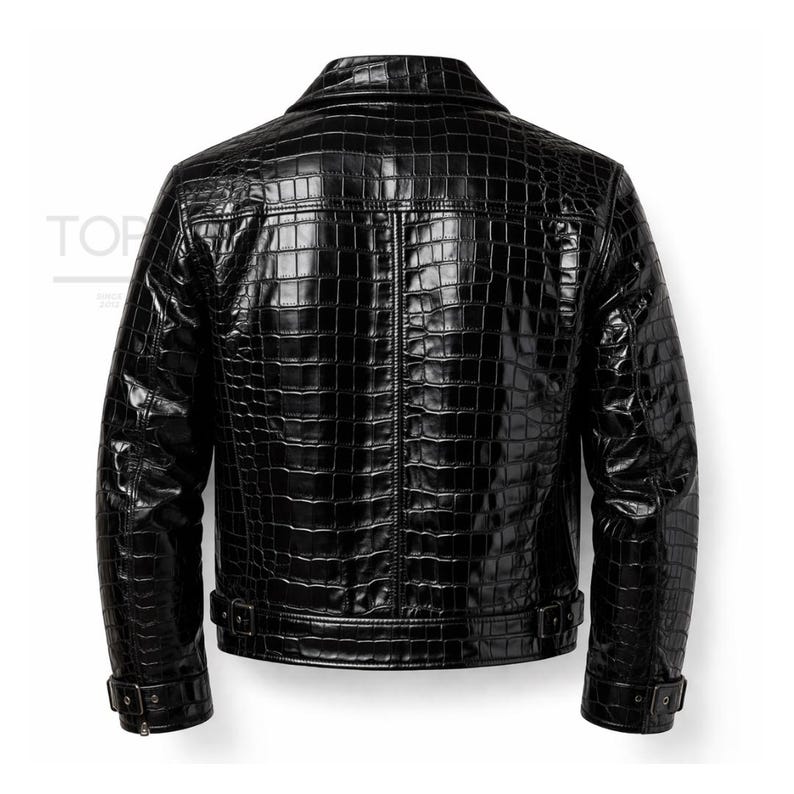 Pu&ograve; includere: Giacca in pelle nera con texture a pelle di coccodrillo. La giacca ha un colletto classico, una cerniera frontale e due tasche laterali. La vista posteriore mostra il motivo strutturato e i dettagli delle cuciture.