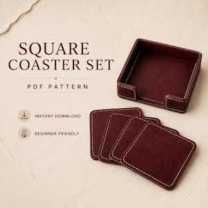 Puede incluir: Un patrón PDF de juego de posavasos cuadrados que incluye posavasos cuadrados de color granate oscuro con costuras blancas y un soporte a juego. El texto dice SQUARE COASTER SET, PDF PATTERN, INSTANT DOWNLOAD y BEGINNER FRIENDLY.