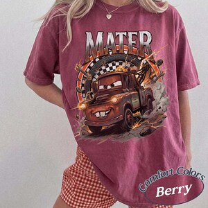 Maglietta Retro Tow Mater, Radiator Springs Disney Cars Comfort Colors, T-shirt grafica a quadri lavata Disney Pixar per viaggi in famiglia - Regalo immagine 6