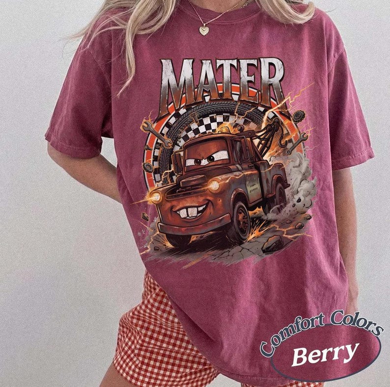 Maglietta Retro Tow Mater, Radiator Springs Disney Cars Comfort Colors, T-shirt grafica a quadri lavata Disney Pixar per viaggi in famiglia - Regalo immagine 6
