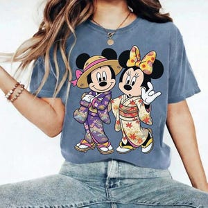 Puede incluir: Una taza de cer&aacute;mica blanca con un asa negra y el texto "But First, Coffee" en un estilo manuscrito. La taza est&aacute; sobre una superficie blanca. La taza mide aproximadamente 10 cm de alto.