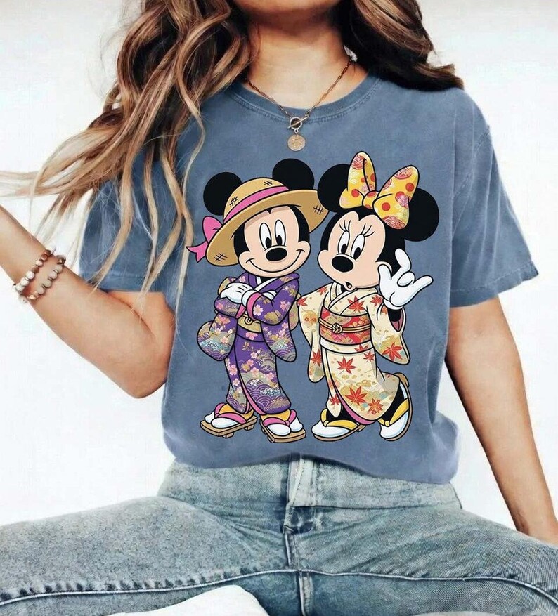 Puede incluir: Una taza de cer&aacute;mica blanca con un asa negra y el texto "But First, Coffee" en un estilo manuscrito. La taza est&aacute; sobre una superficie blanca. La taza mide aproximadamente 10 cm de alto.