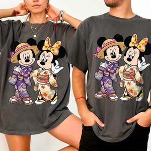 Puede incluir: Taza de cer&aacute;mica blanca con asa negra y la frase "But First, Coffee" en estilo manuscrito. La taza tiene probablemente entre 325 y 444 ml, ideal para una bebida matutina.