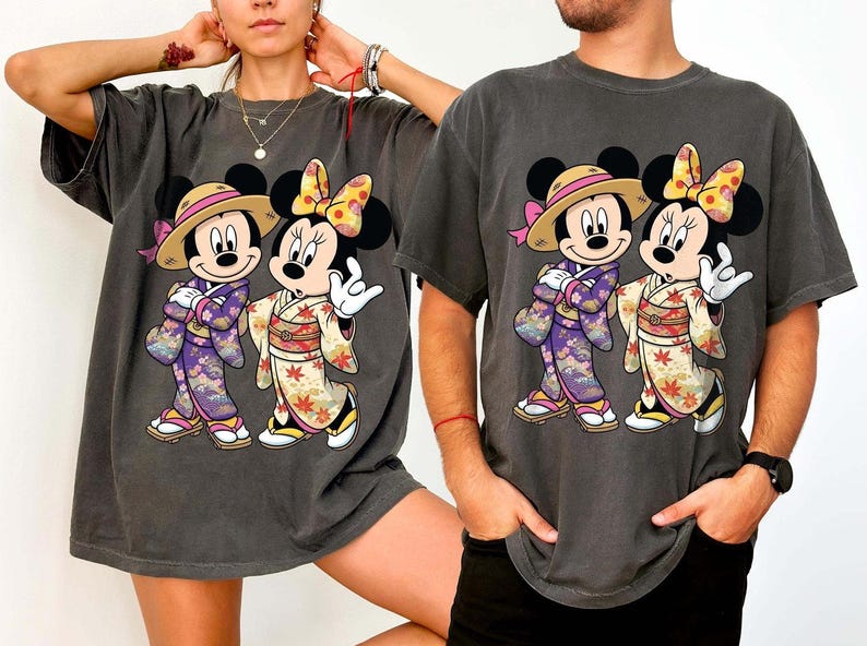 Puede incluir: Taza de cer&aacute;mica blanca con asa negra y la frase "But First, Coffee" en estilo manuscrito. La taza tiene probablemente entre 325 y 444 ml, ideal para una bebida matutina.