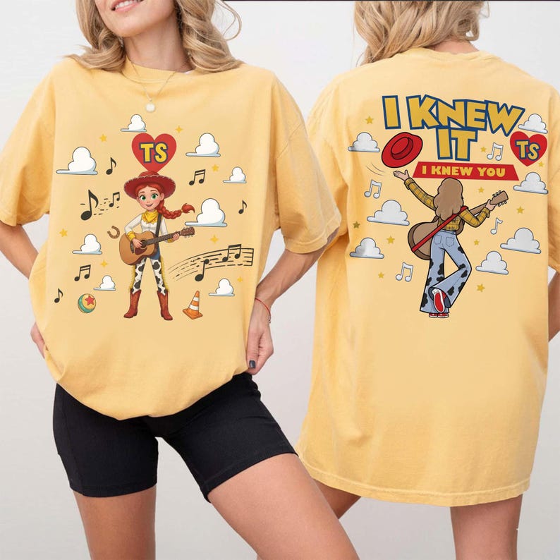 Puede incluir: Una camiseta amarilla con un gr&aacute;fico de una vaquera tocando la guitarra en la parte delantera, rodeada de nubes, notas musicales y un coraz&oacute;n con las letras TS. La parte trasera muestra el texto I KNEW IT I KNEW YOU con un personaje.