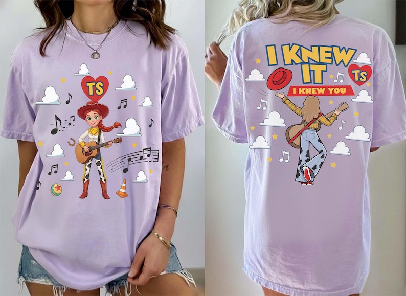 Puede incluir: Una camiseta de color morado claro con un gr&aacute;fico de un personaje vaquero tocando la guitarra en la parte delantera, rodeado de nubes, notas musicales y un coraz&oacute;n con las letras TS. La parte trasera muestra el texto I KNEW IT I KNEW YOU.
