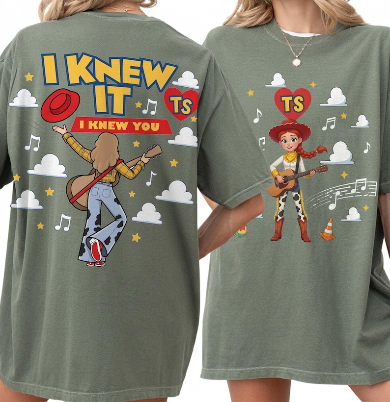 Puede incluir: Una camiseta verde oliva con un estampado gr&aacute;fico en la parte delantera y trasera. La parte trasera muestra un personaje con una guitarra, el texto I KNEW IT I KNEW YOU y un coraz&oacute;n rojo con TS. La parte delantera muestra el mismo personaje con una guitarra y un coraz&oacute;n rojo con TS.