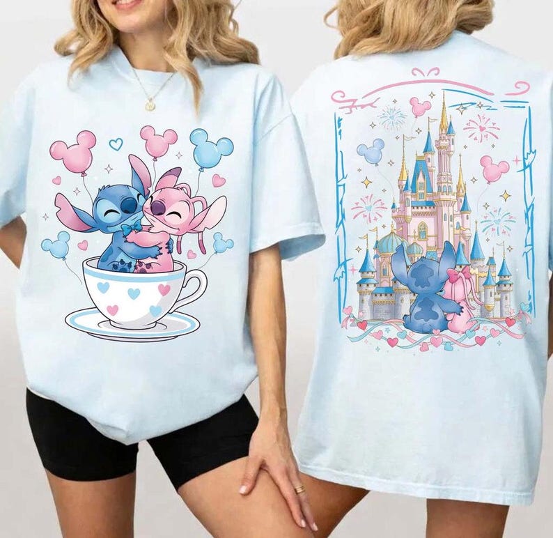 Pu&ograve; includere: T-shirt azzurra con un cartone animato di Stitch e Angel in una tazza, circondati da palloncini. Il retro della maglietta mostra un castello, Stitch e Angel con dei regali, in una cornice decorativa.
