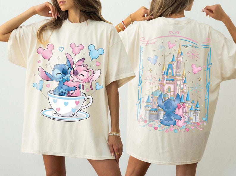 Pu&ograve; includere: T-shirt color crema con un'illustrazione a cartoni animati di Stitch e Angel in una tazza da t&egrave; con dettagli a cuore e palloncini di Topolino. Il retro della maglietta mostra una scena del castello con Stitch e Angel.