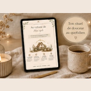 Peut inclure: Une tablette affichant un document intitulé Au rythme de Mon cycle avec une illustration centrale d'une maison, entourée de texte et d'icônes. Un mug en céramique, une bougie allumée et un stylo doré sont posés sur un tissu texturé.