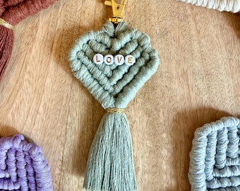 手作りのマクラメハートキーホルダー