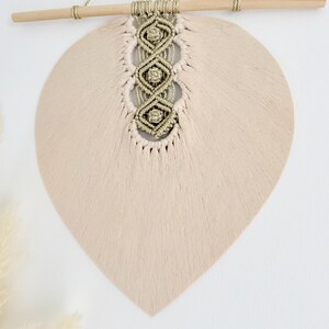 feuille en macramé accrochée