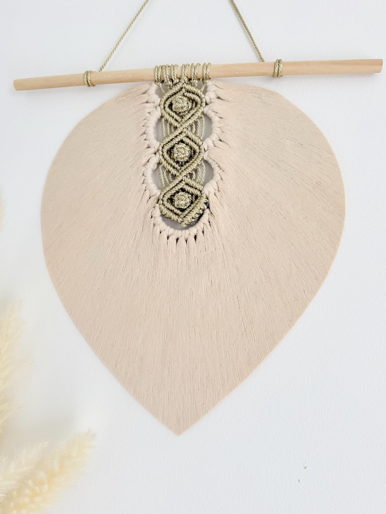 feuille en macramé accrochée