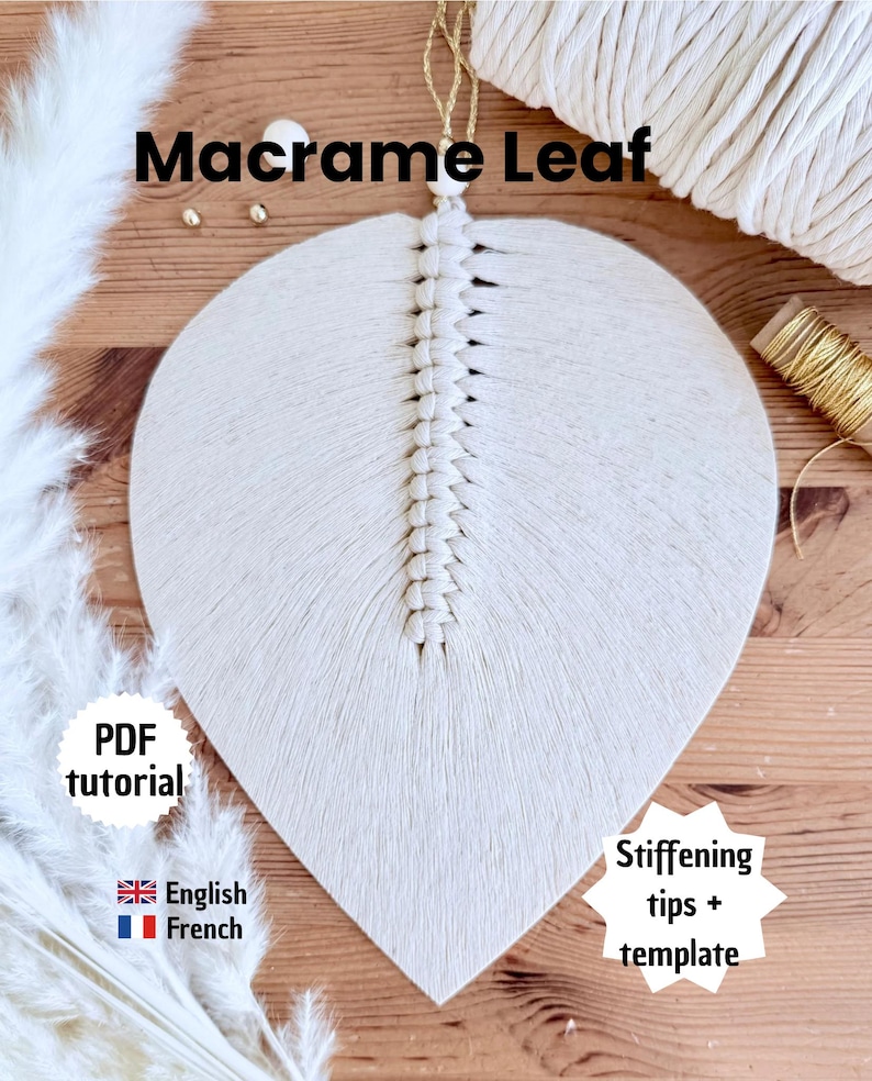以下が含まれることがあります： オフホワイトのマクラメの葉の壁掛け。 葉のデザインは、中央のテクスチャード加工された背骨と、滑らかな扇形パターンが特徴です。 上部には「Macrame Leaf」の文字。 追加のテキストには、「PDF tutorial」、「English French」、「Stiffening tips + template」が含まれています。