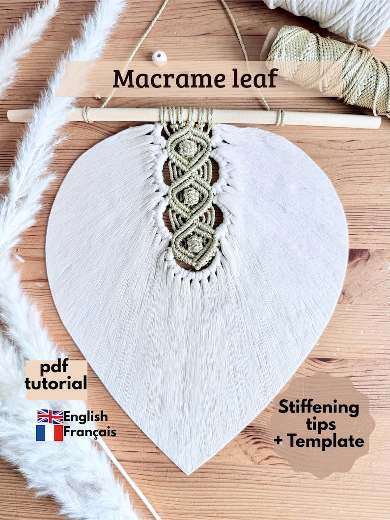 Pode incluir: Uma decora&ccedil;&atilde;o de parede de folha de macram&eacute; feita &agrave; m&atilde;o. A folha &eacute; branca com um design central de macram&eacute; verde-oliva. O texto "Macrame leaf" est&aacute; acima da folha. A imagem tamb&eacute;m inclui o texto "pdf tutorial" e "Stiffening tips + Template".