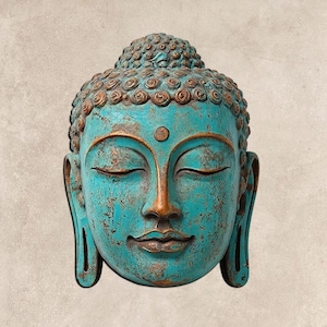 Può includere: Una scultura a testa di Buddha turchese con gli occhi chiusi e un'espressione serena. La scultura ha un aspetto invecchiato e usurato con accenti color bronzo. La testa presenta riccioli dettagliati e un piccolo punto sulla fronte, evocando la pace.