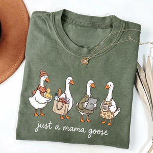 Camiseta "Just a Mama Goose", camiseta divertida sobre la vida de mamá, regalo para mamás multitarea, linda camiseta para el Día de la Madre, camiseta estilo cottagecore para mamás, maternidad con la que te puedes identificar.