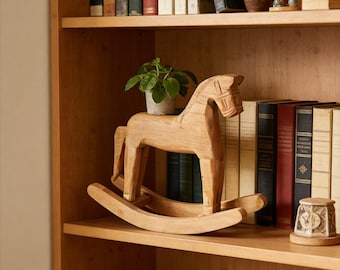 Caballo balancín de madera artesanal: adorno de escritorio de pino, decoración vintage para el hogar, figura de caballo de la suerte, regalo rústico de granja.