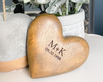Personalized carved mango wood heart - Anniversary gift - 5th anniversary - Newlywed gift - Engraved shelf ornament - Custom home decor