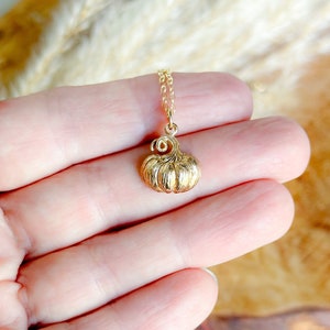Halsband med pumpahänge i guld, 14K guldfylld kedja, höstsmycken