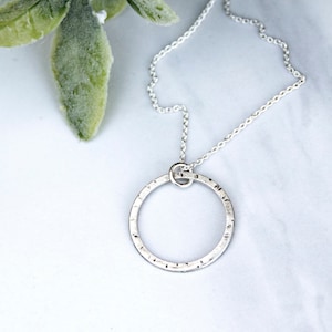 Colar circular de prata esterlina martelada - Joias artesanais minimalistas