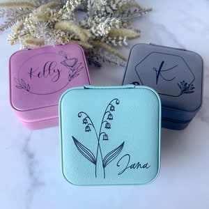 Gepersonaliseerde lederen reissieraden doos met organisatie - geboortemaand bloem sieraden case - monogram sieraden houder - bruidsmeisje geschenken