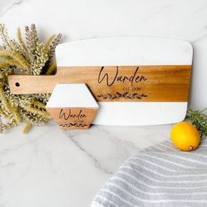 Custom engraved wood and marble cutting board - Personalized Charcuterie Board - Cutting board & coaster set - Last name - Newlywed
