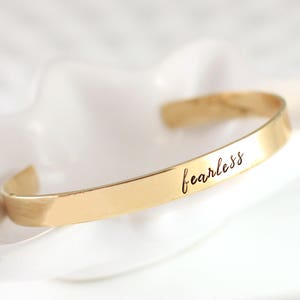 Pulsera delgada personalizada - Pulsera de inspiración - Joyas inspiradoras - Pulsera estampada a mano - Pulsera de oro - Sin miedo - Pulsera apilable