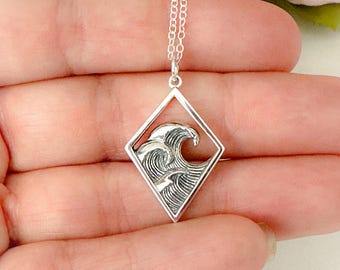 Collar con colgante de diamante y diseño de ola marina en plata de ley reciclada