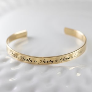 Pulsera delgada personalizada - Pulsera con nombre - Joyas para mamá - Pulsera estampada a mano - Pulsera de oro - Regalo para ella - Pulsera apilable