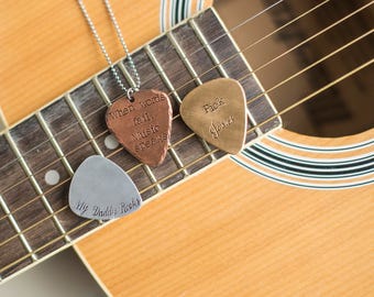 Collier de pic de guitare personnalisé - Bijoux de pic de guitare personnalisés - Cadeau de musicien - Cadeau personnalisé - Cadeau pour homme - Fête des pères - Plectre