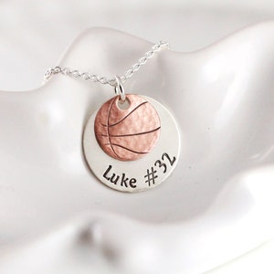 Basketball Mutter - Stolze Eltern - Spieler Schmuck - Team Stolz - Personalisierte Hand gestempelt Halskette - Sterling Silber, Kupfer Basketball Halskette