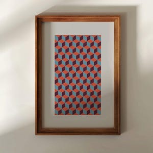 Könnte beinhalten: Ein rechteckiger Holzrahmen mit einem Druck, der ein sich wiederholendes geometrisches Muster aus Würfeln in Rot-, Blau- und Dunkellila-Tönen zeigt. Das Kunstwerk ist in einem weißen Passepartout zentriert und der Rahmen hat eine Holzmaserung.