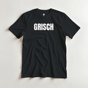 Puede incluir: Camiseta negra con la palabra "GRISCH" impresa en letras blancas en negrita. La camiseta tiene mangas cortas y cuello redondo. El logotipo de la marca "BS" es visible en la parte superior de la espalda.