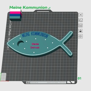 Könnte beinhalten: Zwei türkisfarbene fischförmige Dekorationen mit weißen Umrissen. Auf einer steht "Meine Kommunion" und auf der anderen "Zur Kommunion". Beide haben Platz für einen Namen und ein Datum. Die Dekorationen befinden sich auf einer grauen Oberfläche.