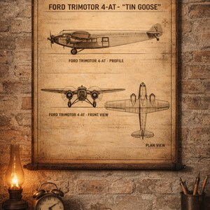 Può includere: Un poster in stile vintage con i progetti di un aereo Ford Trimotor 4-AT, soprannominato "Tin Goose". Il poster include diagrammi di profilo, vista frontale e vista dall'alto. Il poster è esposto su un rotolo di legno, con uno sfondo di muro di mattoni.