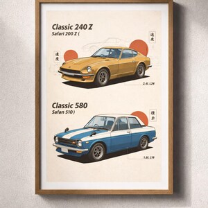 Puede incluir: Impresión enmarcada en madera con ilustraciones de dos coches clásicos: un Classic 240 Z amarillo y un Classic 580 azul y blanco. La impresión incluye texto japonés y diseños de círculos naranjas. El Classic 240 Z tiene un motor 2.4L L24, y el Classic 580 tiene un motor 1.6L L16.